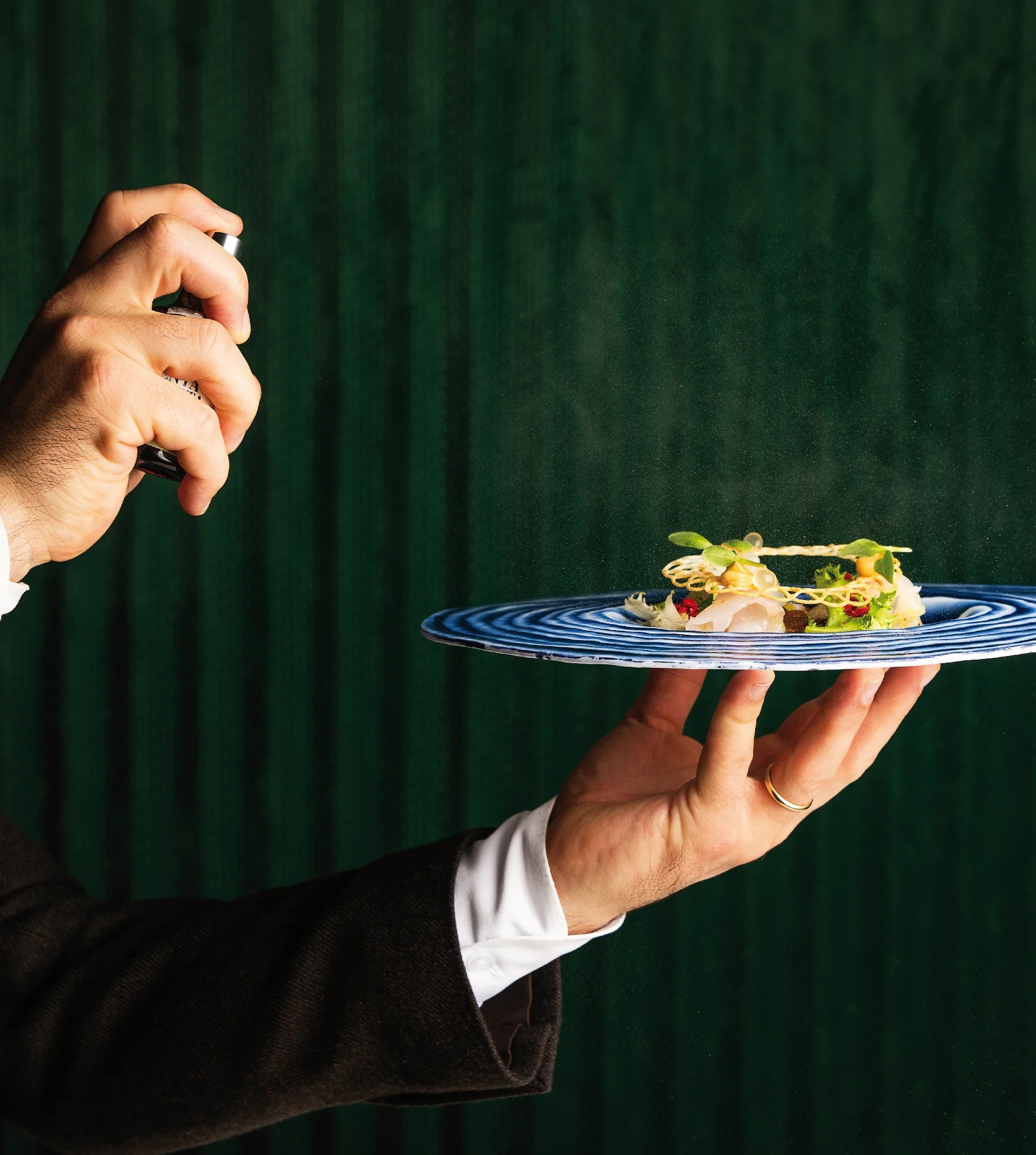 Mani di uno chef che preparano un piatto con ingredienti di alta qualità